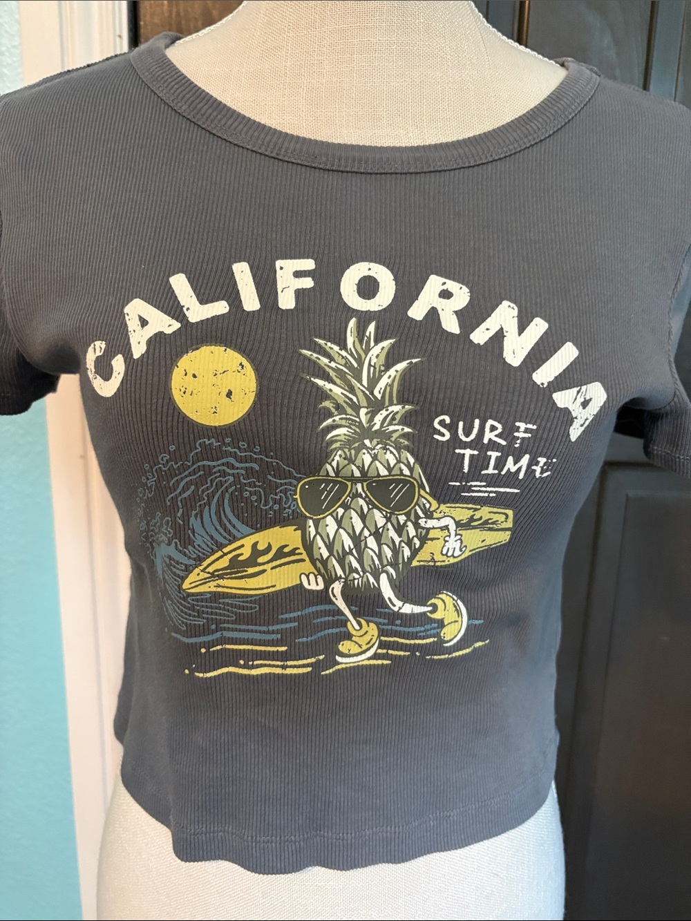 California Surf Time Pineapple Graphic Crop Top - Charcoal